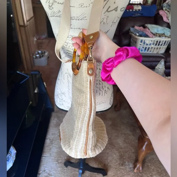 HOBO Sheila Bucket - Natural Straw bucket bag. - Picture 13 of 17